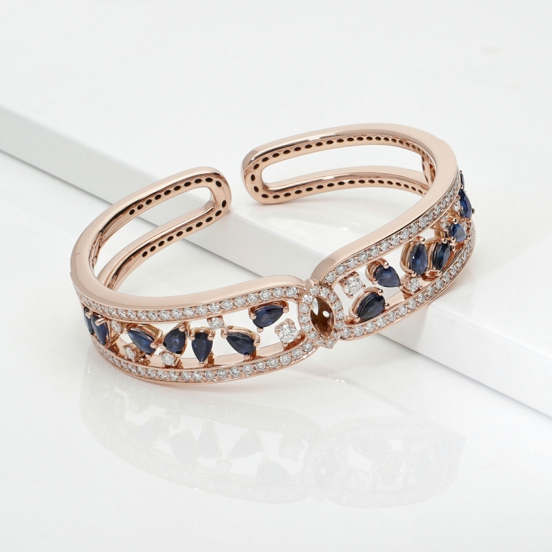 Pulsera en oro rosa 18k con zafiros azules y diamantes Pulsera en oro rosa 18k con zafiros azules y diamantes