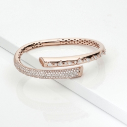 Pulsera semirrígida diseño en oro rosa 18k con diamantes