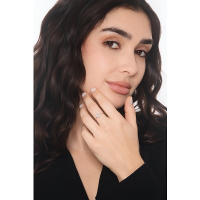 Anillo en oro blanco de 18 quilates con diamantes flor