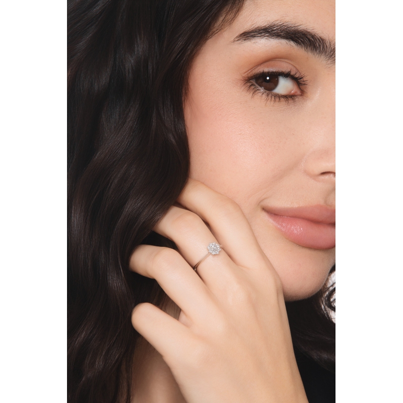 Anillo en oro blanco de 18 quilates con diamantes flor Anillo en oro blanco de 18 quilates con diamantes flor
