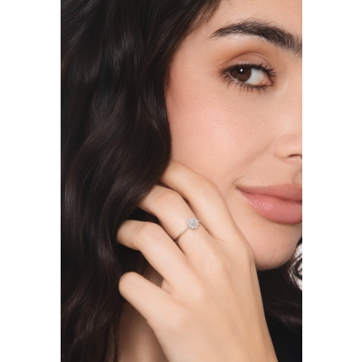 Anillo en oro blanco de 18 quilates con diamantes flor