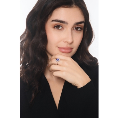 Anillo halo en oro blanco 18k con tanzanita y diamantes