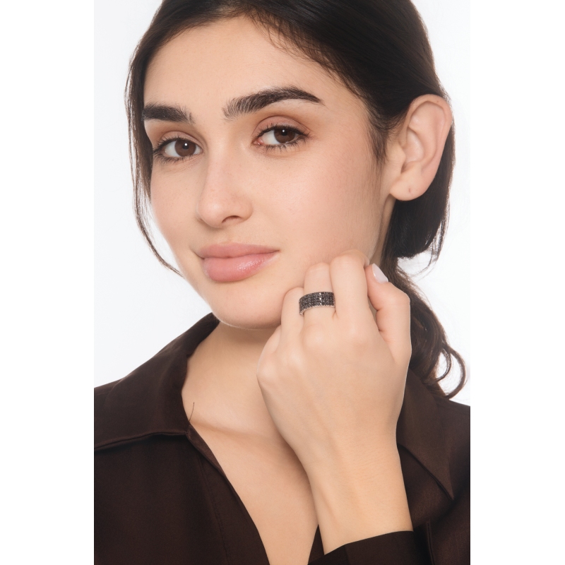 Anillo de banda en oro blanco de 18k con 3 filas de diamantes negros y puntas brunidas Anillo de banda en oro blanco de 18k con 3 filas de diamantes negros y puntas brunidas