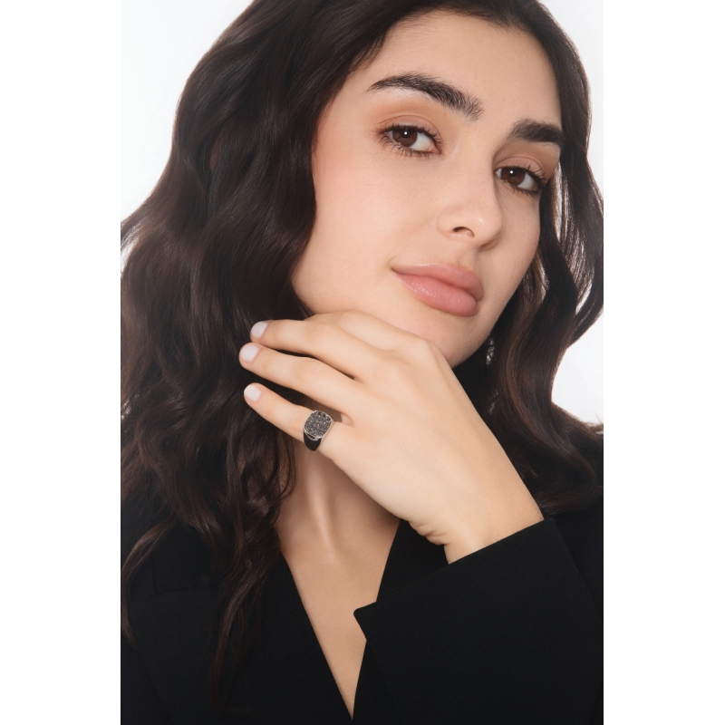 Sello en oro blanco 18k con pavé cuadrado de diamantes negros