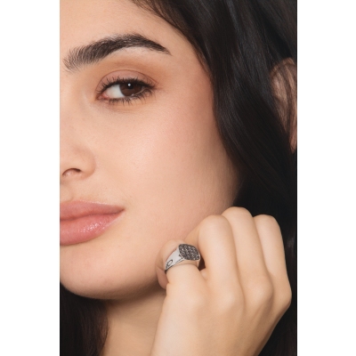 Sello en oro blanco 18k con pavé cuadrado de diamantes negros