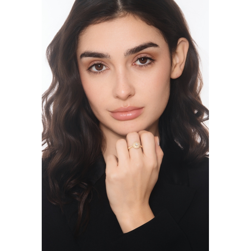 Anillo central en oro amarillo con diamantes