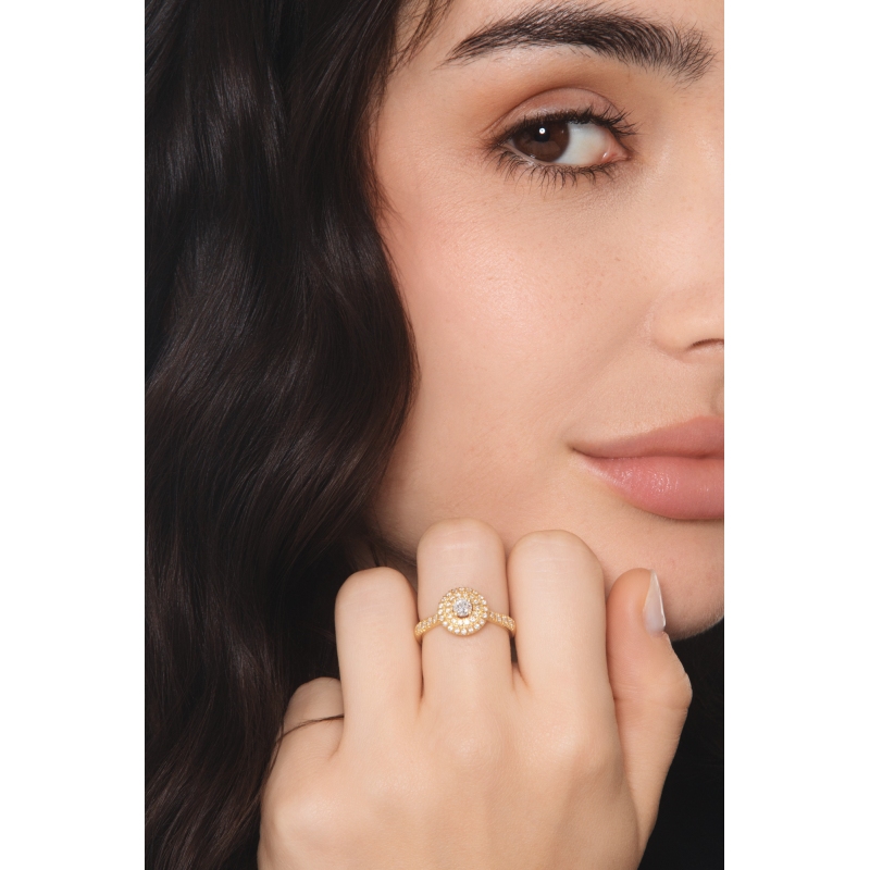 Anillo central en oro amarillo con diamantes