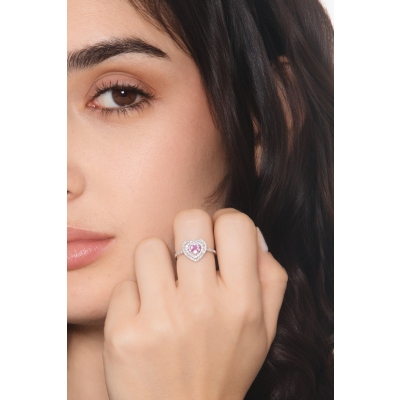 Anillo en forma de corazón en oro blanco de 18k con zafiro rosa 