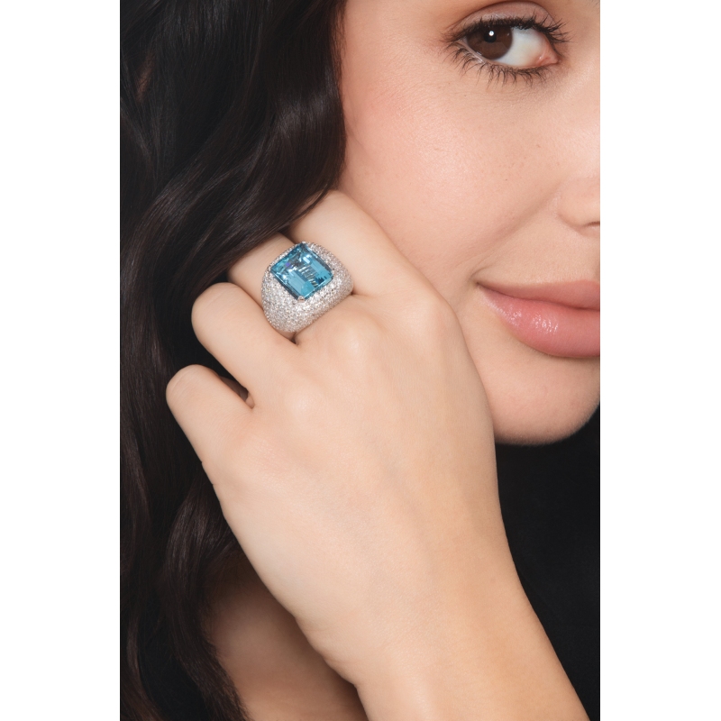 Anillo en oro blanco 18k con aguamarina y diamantes