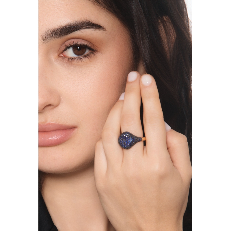 Anillo sello en oro rosa 18k con pavé de zafiros azules