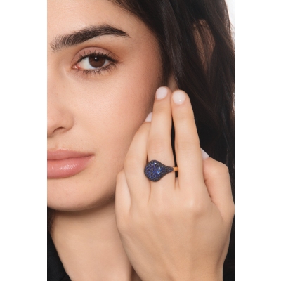 Anillo sello en oro rosa 18k con pavé de zafiros azules