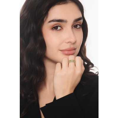 Anillo de oro blanco de 18k con diamante y 5 peridotos