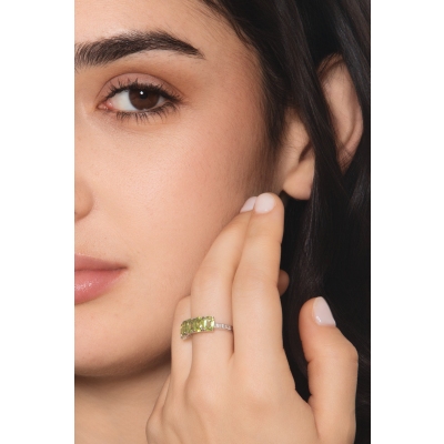 Anillo de oro blanco de 18k con diamante y 5 peridotos