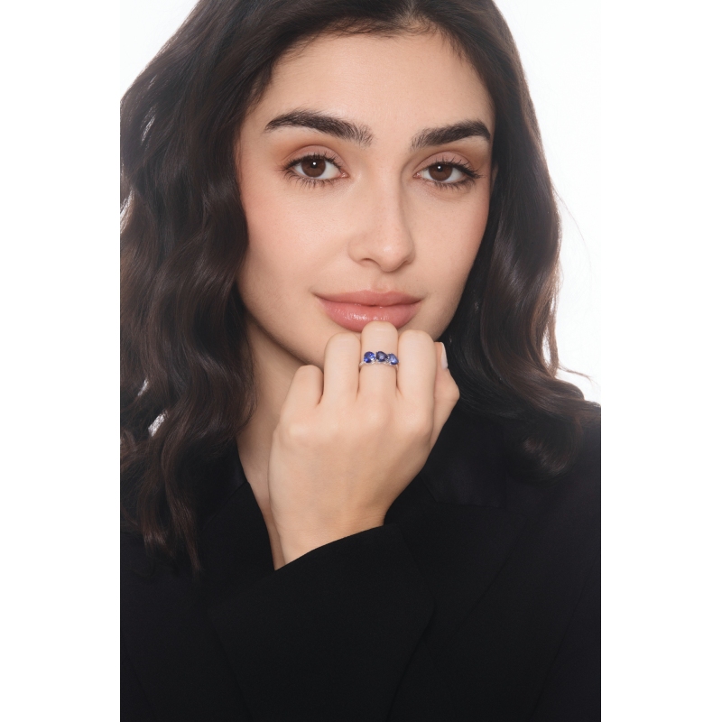 Anillo en oro blanco de 18k con zafiro azul Anillo en oro blanco de 18k con zafiro azul