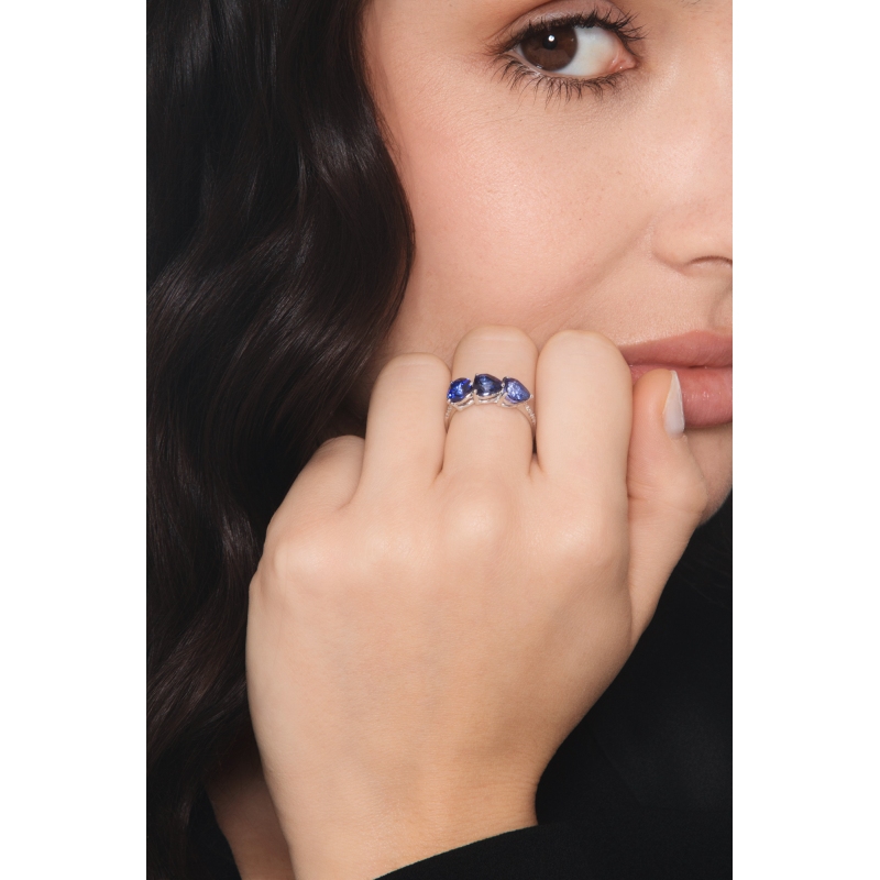 Anillo en oro blanco de 18k con zafiro azul Anillo en oro blanco de 18k con zafiro azul