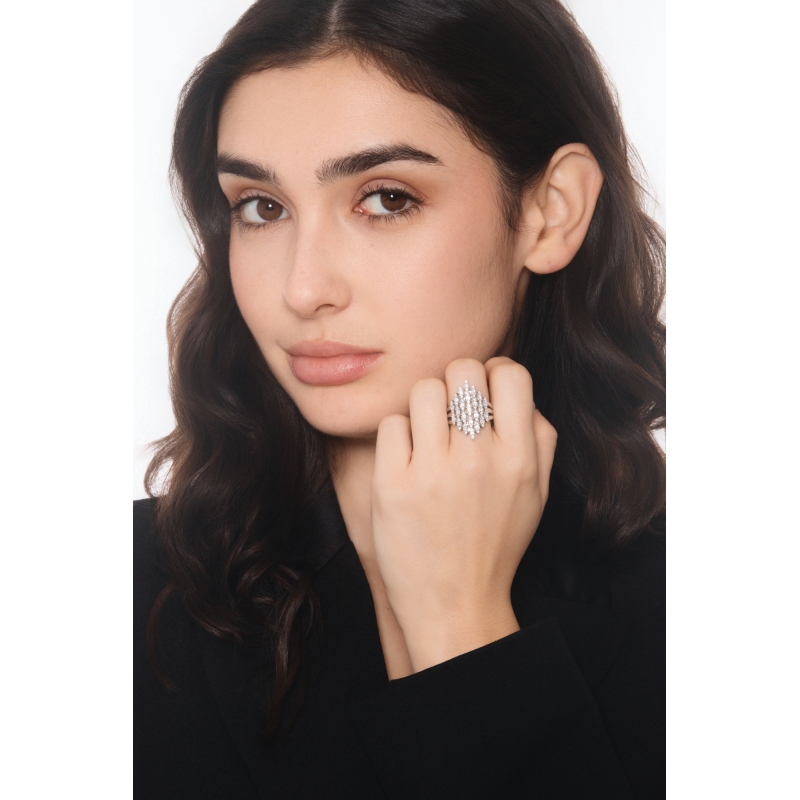 Anillo de diseño con diamantes Anillo de diseño con diamantes