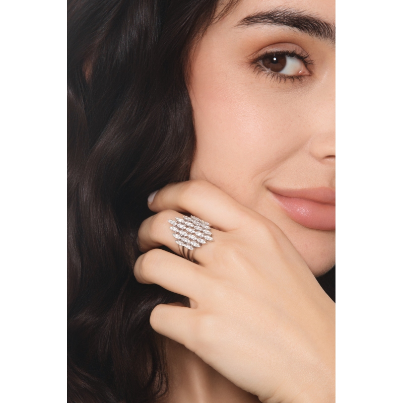 Anillo de diseño con diamantes Anillo de diseño con diamantes