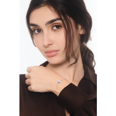 Pulsera con colgante ovalado de diamantes y zafiro azul