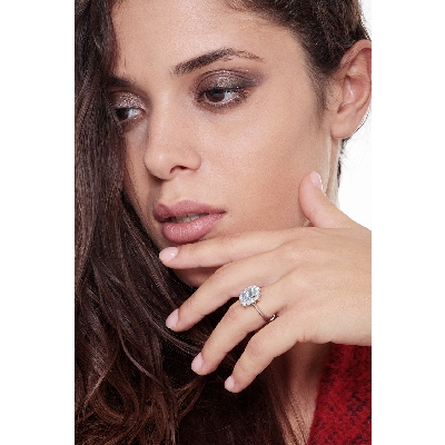 Anillo halo en oro blanco 18k con aguamarina octogonal y diamantes