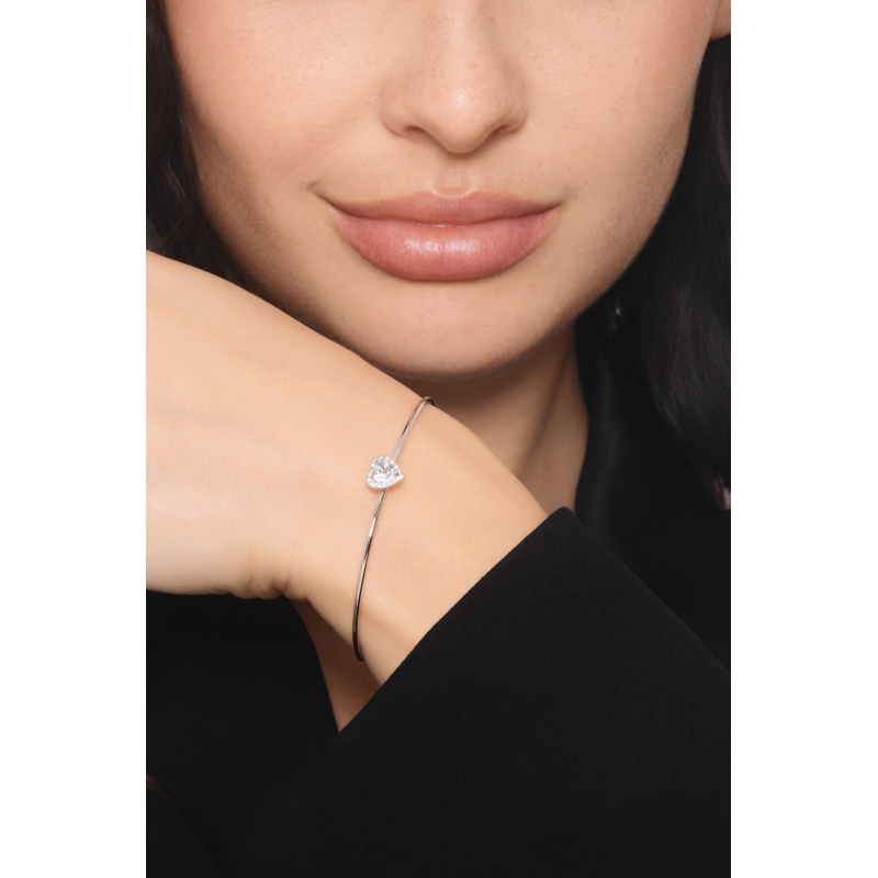 Brazalete rígido en oro blanco con aguamarina corazón y diamantes Brazalete rígido en oro blanco con aguamarina corazón y diamantes