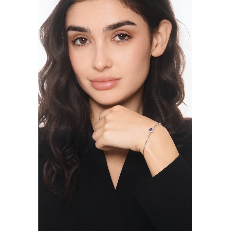 Brazalete rígido en oro blanco con zafiro corazón y diamantes Brazalete rígido en oro blanco con zafiro corazón y diamantes