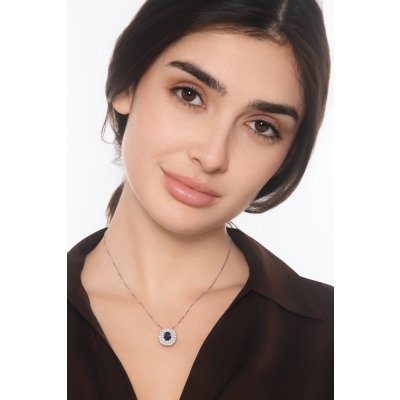 Colgante con doble contorno en oro blanco 18k con zafiro azul y diamantes