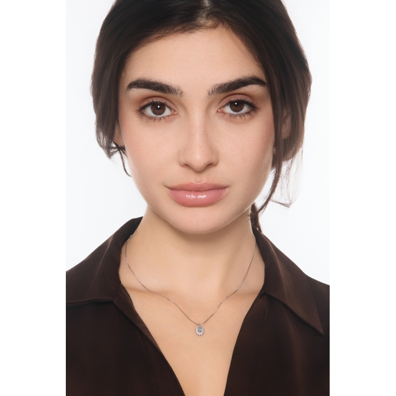 Collar halo en oro blanco 18k con aguamarina y diamantes