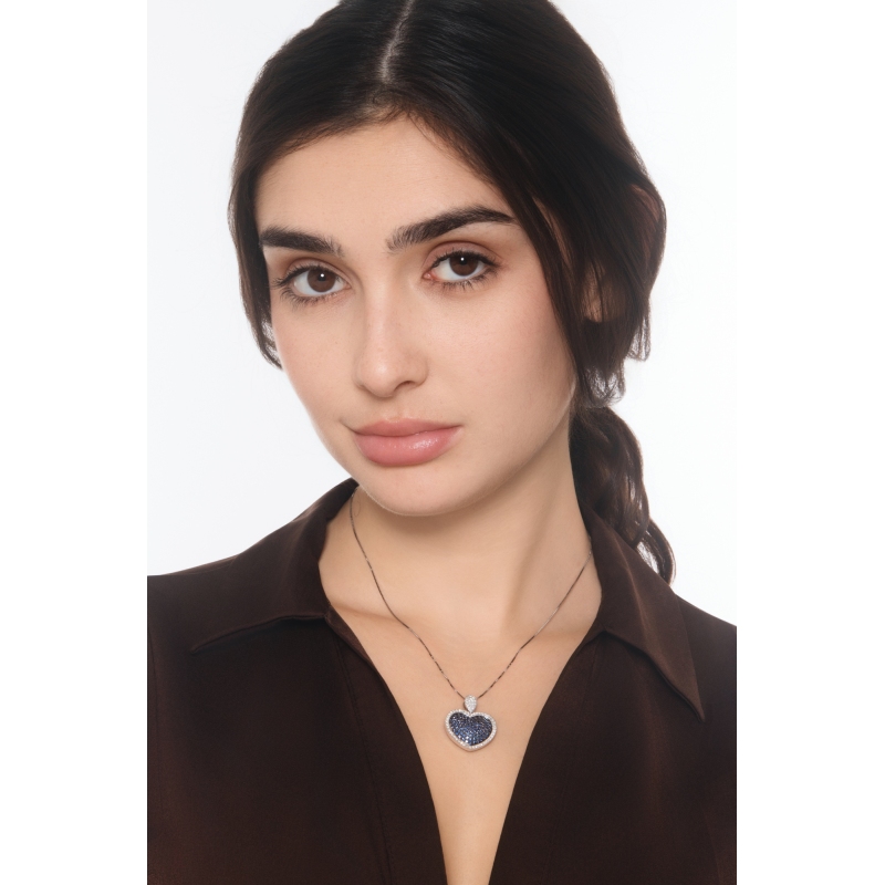 Collar con colgante corazón en oro blanco 18k y zafiros azules  Collar con colgante corazón en oro blanco 18k y zafiros azules