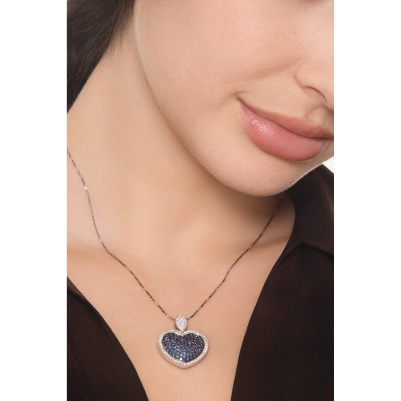 Collar con colgante corazón en oro blanco 18k y zafiros azules  Collar con colgante corazón en oro blanco 18k y zafiros azules