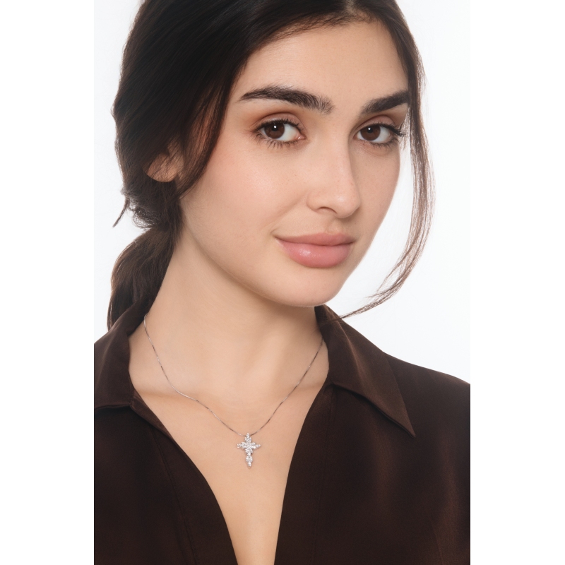 Collar en oro blanco con cruz de diamantes