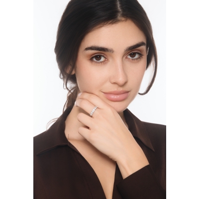 Anillo media alianza de 7 piedras en oro blanco 18k con diamantes ct 1,00