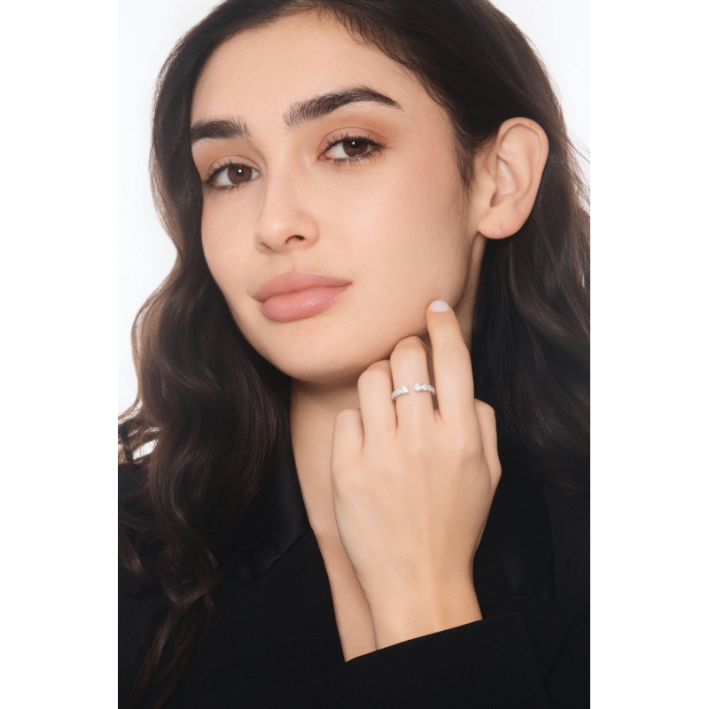 Anillo abierto de oro blanco 18k con diamantes  Anillo abierto de oro blanco 18k con diamantes