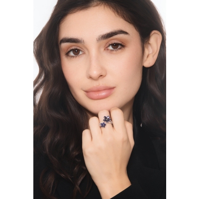 Anillo abierto en oro blanco con doble flor, zafiros y diamantes