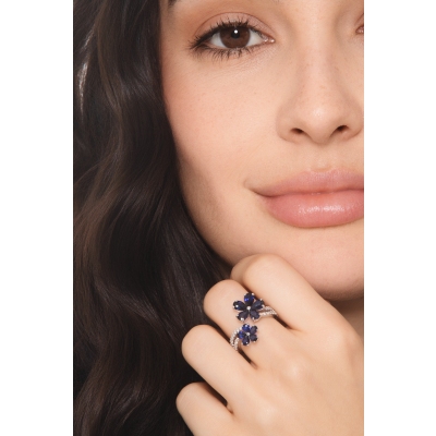 Anillo abierto en oro blanco con doble flor, zafiros y diamantes