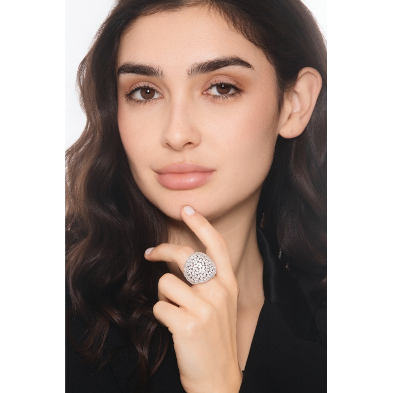 Anillo de banda ancha en oro blanco con diamantes