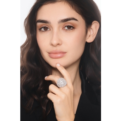 Anillo de banda ancha en oro blanco con diamantes