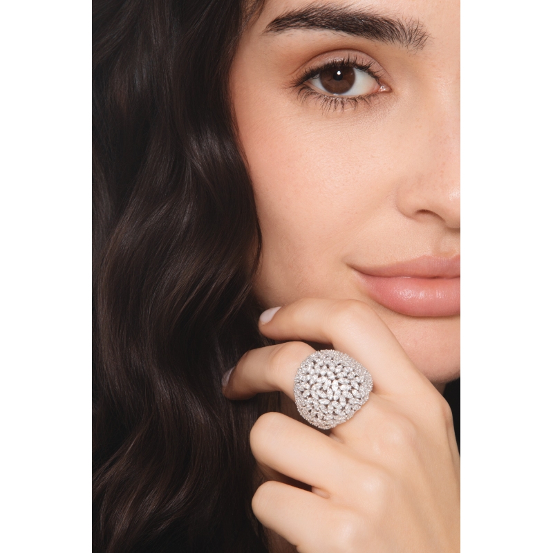 Anillo de banda ancha en oro blanco con diamantes