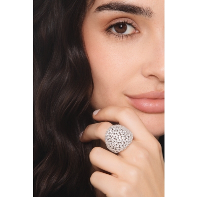 Anillo de banda ancha en oro blanco con diamantes