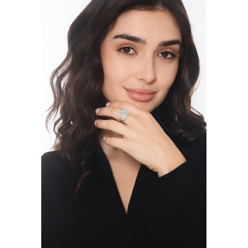 Anillo en oro blanco con diamantes en diseño de falsas navettes Anillo en oro blanco con diamantes en diseño de falsas navettes