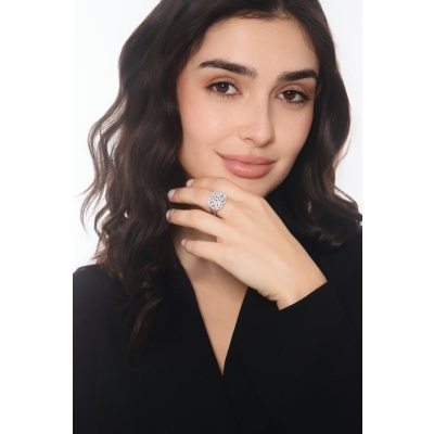 Anillo en oro blanco con diamantes en diseño de falsas navettes