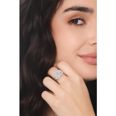 Anillo en oro blanco con diamantes en diseño de falsas navettes