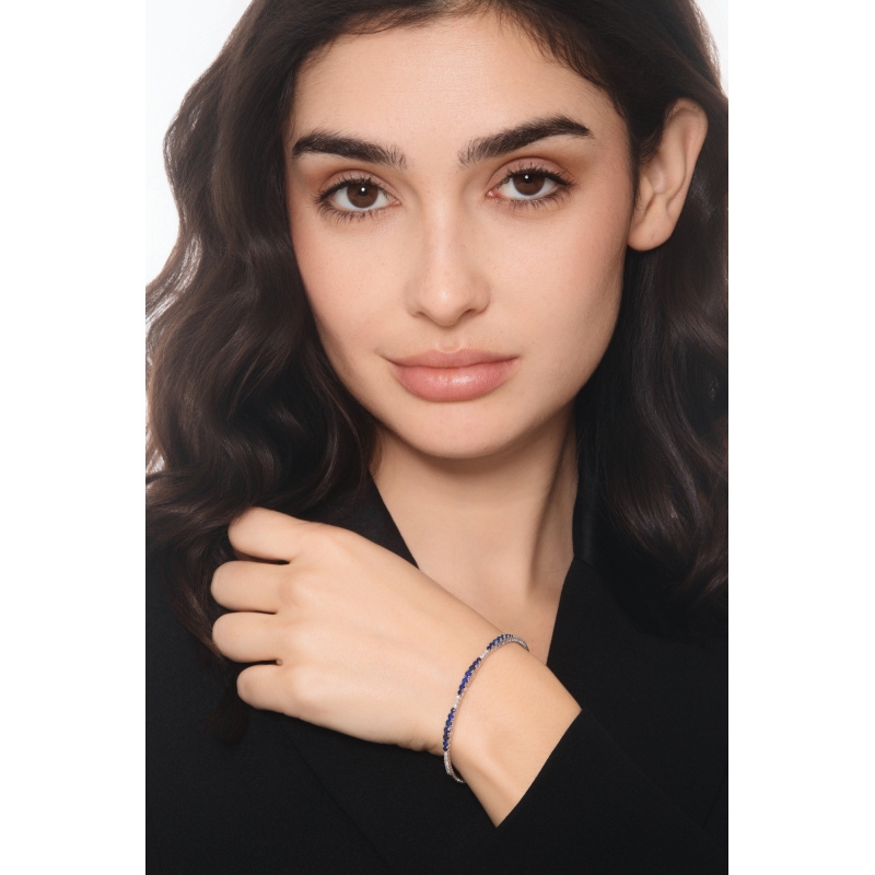 Pulsera rígida en oro blanco de 18k con zafiros azules y diamantes