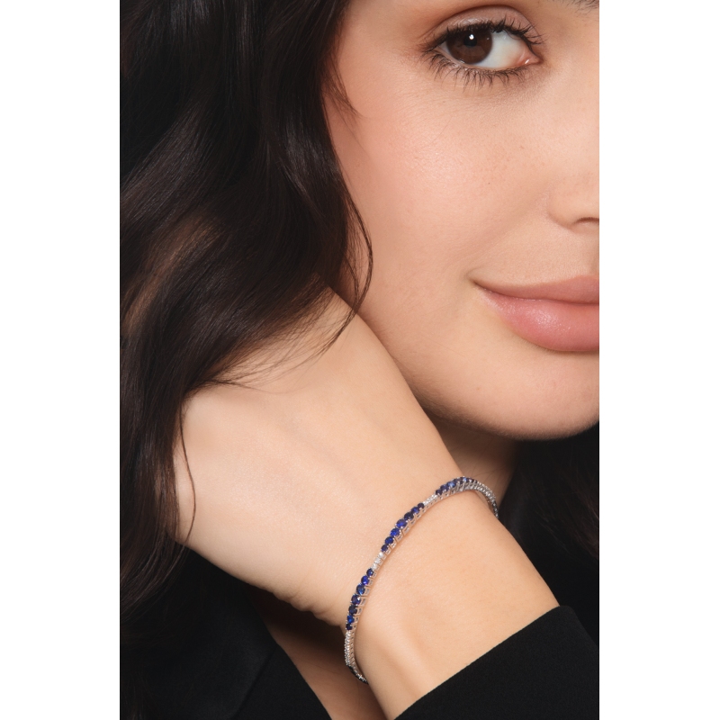 Pulsera rígida en oro blanco de 18k con zafiros azules y diamantes