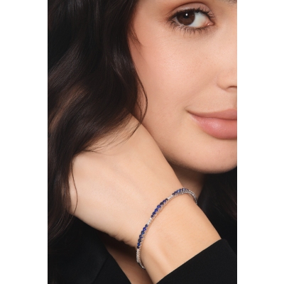 Pulsera rígida en oro blanco de 18k con zafiros azules y diamantes