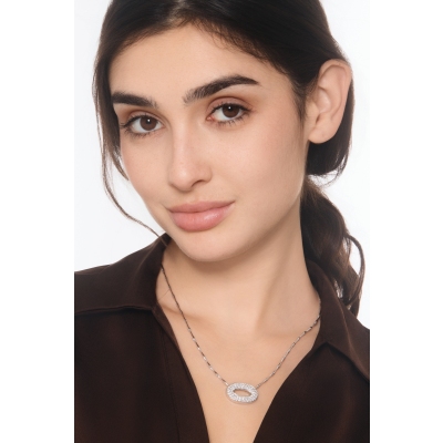 Collar con colgante ovalado pavé en oro blanco y diamantes