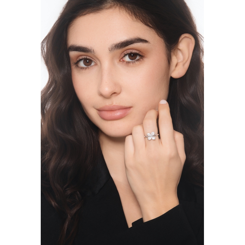 Anillo en forma de flor en oro blanco con diamantes
