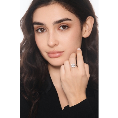 Anillo en forma de flor en oro blanco con diamantes