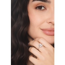 Anillo en forma de flor en oro blanco con diamantes 2