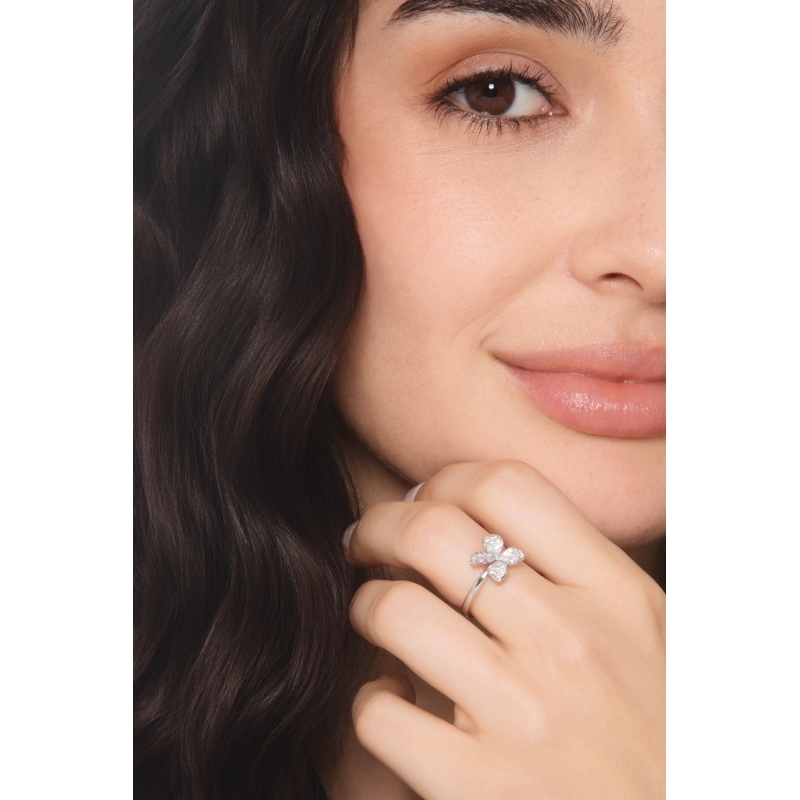 Anillo en forma de flor en oro blanco con diamantes