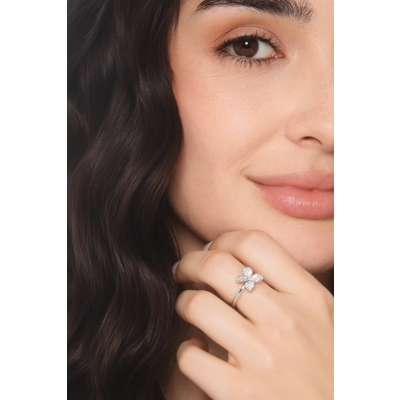 Anillo en forma de flor en oro blanco con diamantes